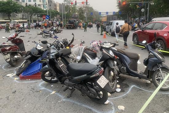 Ám ảnh những vụ ô tô đâm cả loạt xe đang dừng chờ đèn đỏ