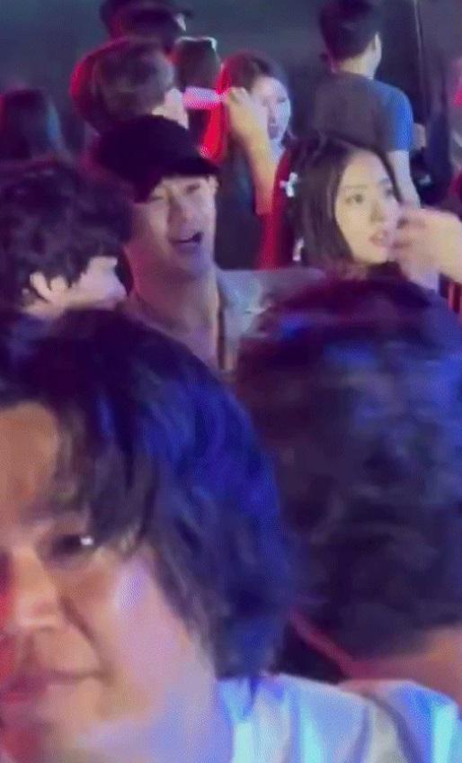 Tóm dính Kim Soo Hyun tình tứ bên một cô gái giữa tin hẹn hò Kim Ji Won-1