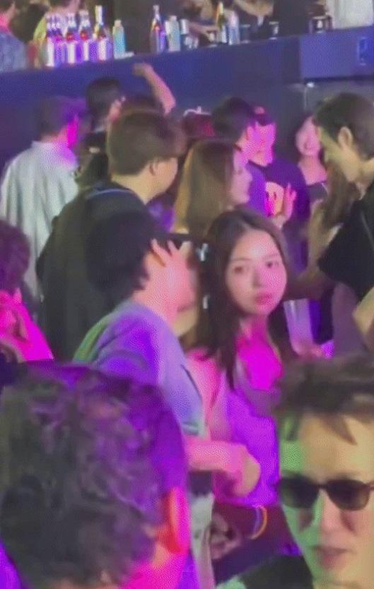 Tóm dính Kim Soo Hyun tình tứ bên một cô gái giữa tin hẹn hò Kim Ji Won-2