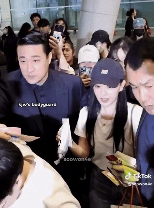 Tóm dính Kim Soo Hyun tình tứ bên một cô gái giữa tin hẹn hò Kim Ji Won-6