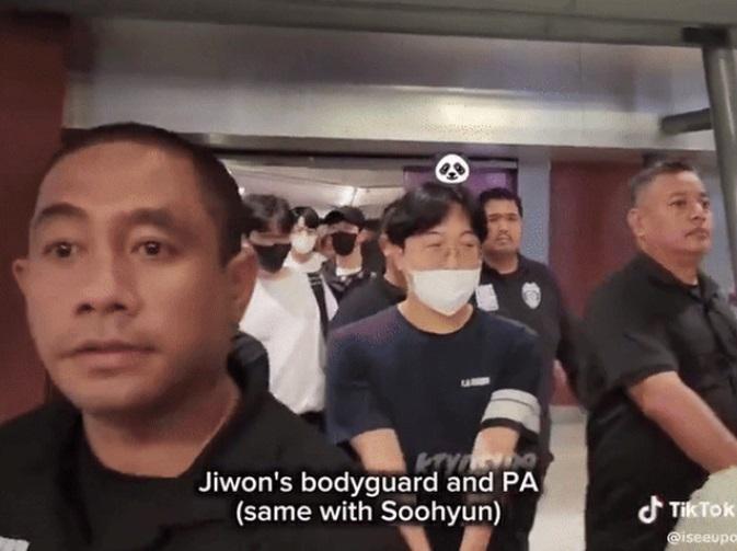 Tóm dính Kim Soo Hyun tình tứ bên một cô gái giữa tin hẹn hò Kim Ji Won-8