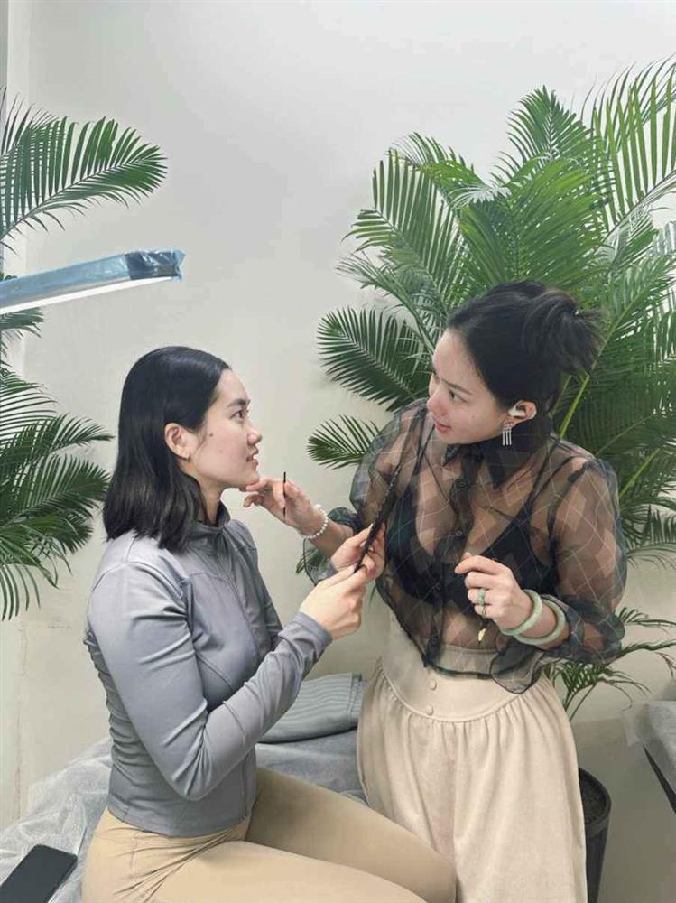 Bà xã đại gia Đức An mặc áo xuyên thấu đi làm được khen quyến rũ-1