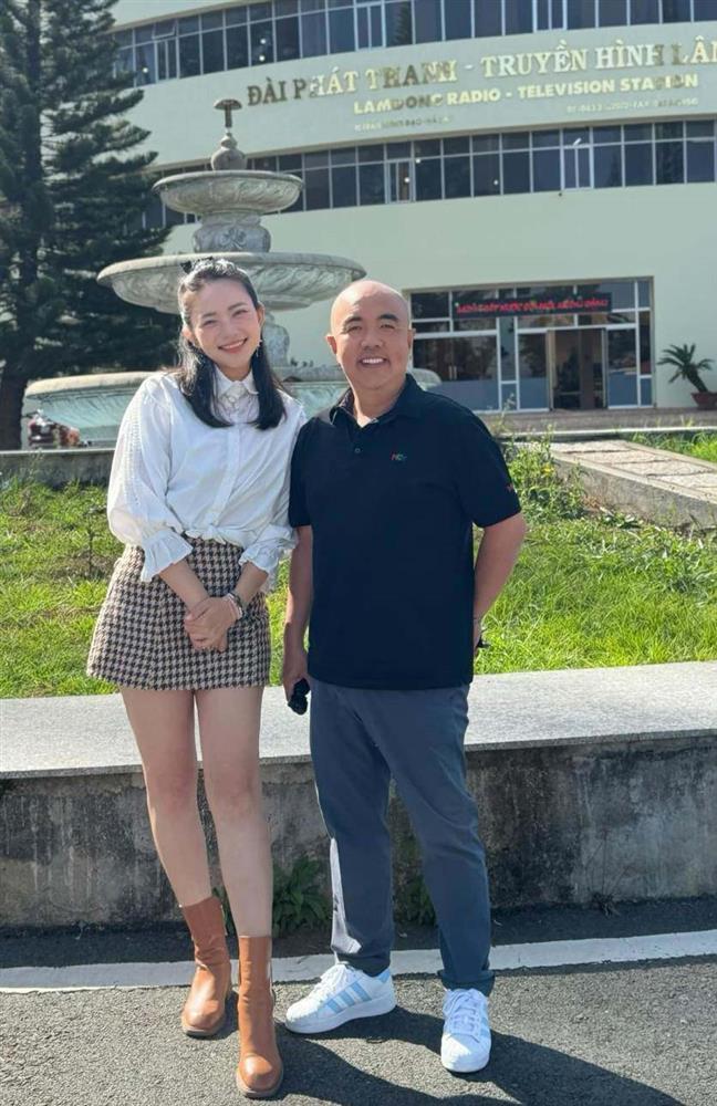 Bà xã đại gia Đức An mặc áo xuyên thấu đi làm được khen quyến rũ-3