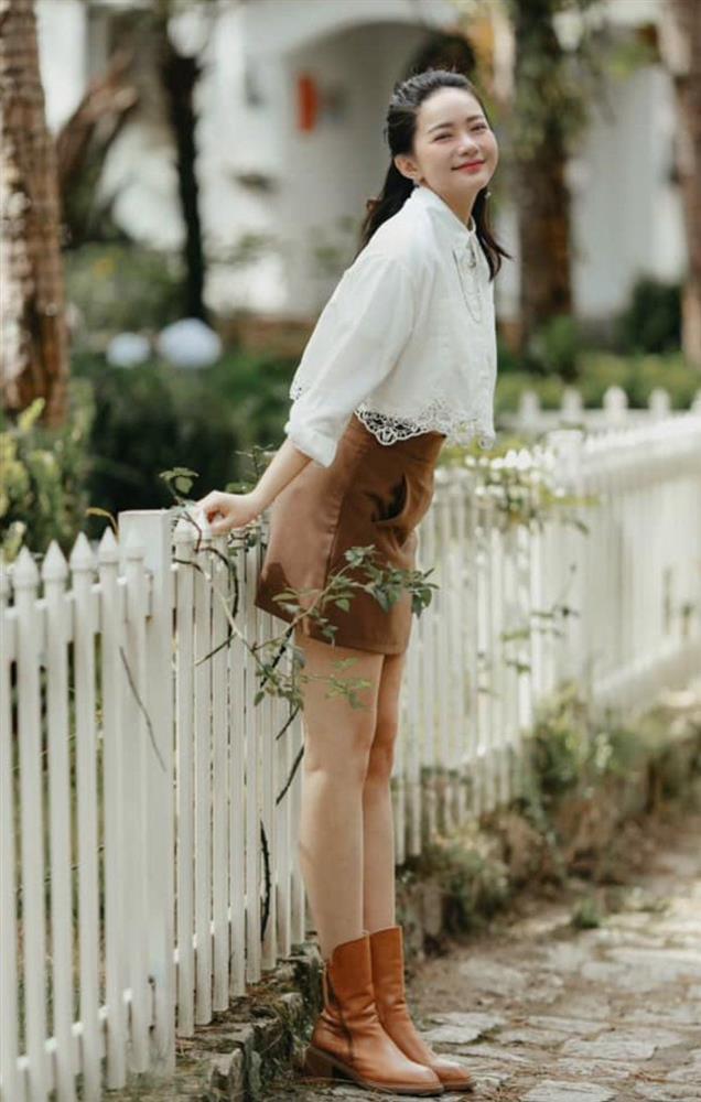 Bà xã đại gia Đức An mặc áo xuyên thấu đi làm được khen quyến rũ-4