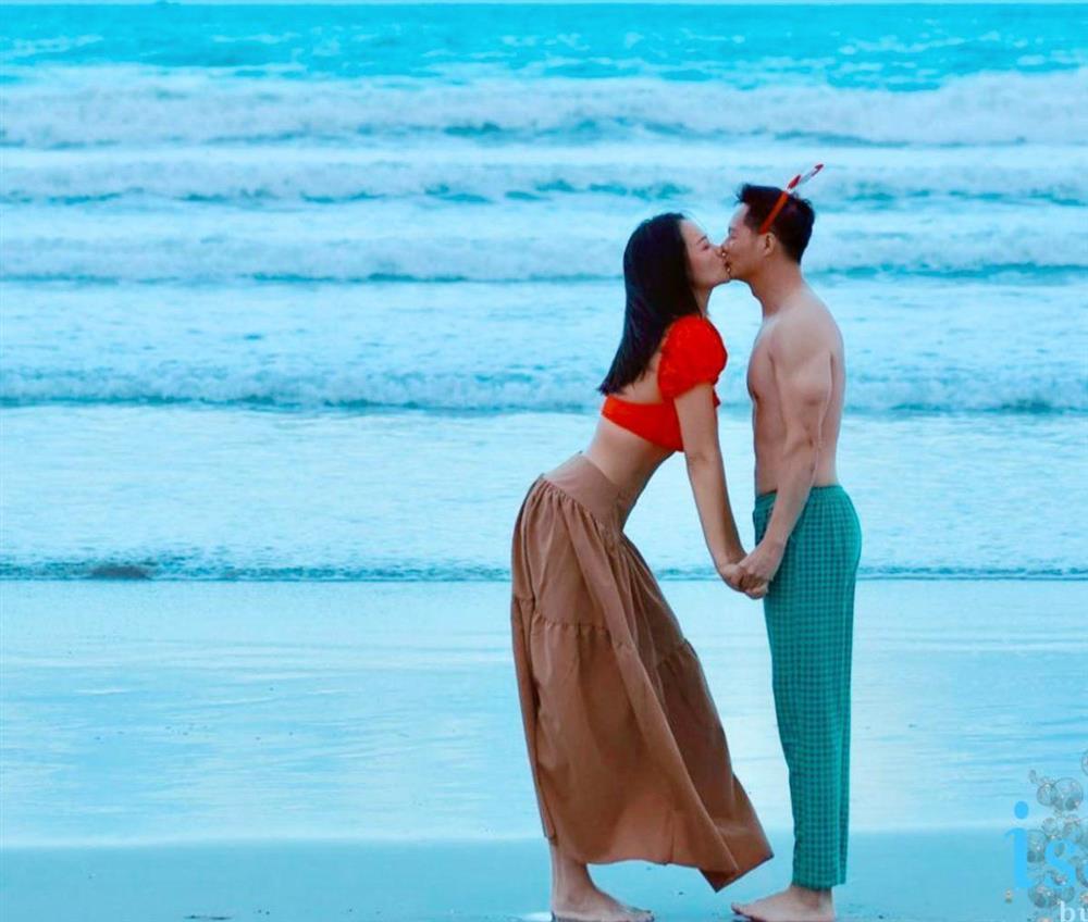 Bà xã đại gia Đức An mặc áo xuyên thấu đi làm được khen quyến rũ-5