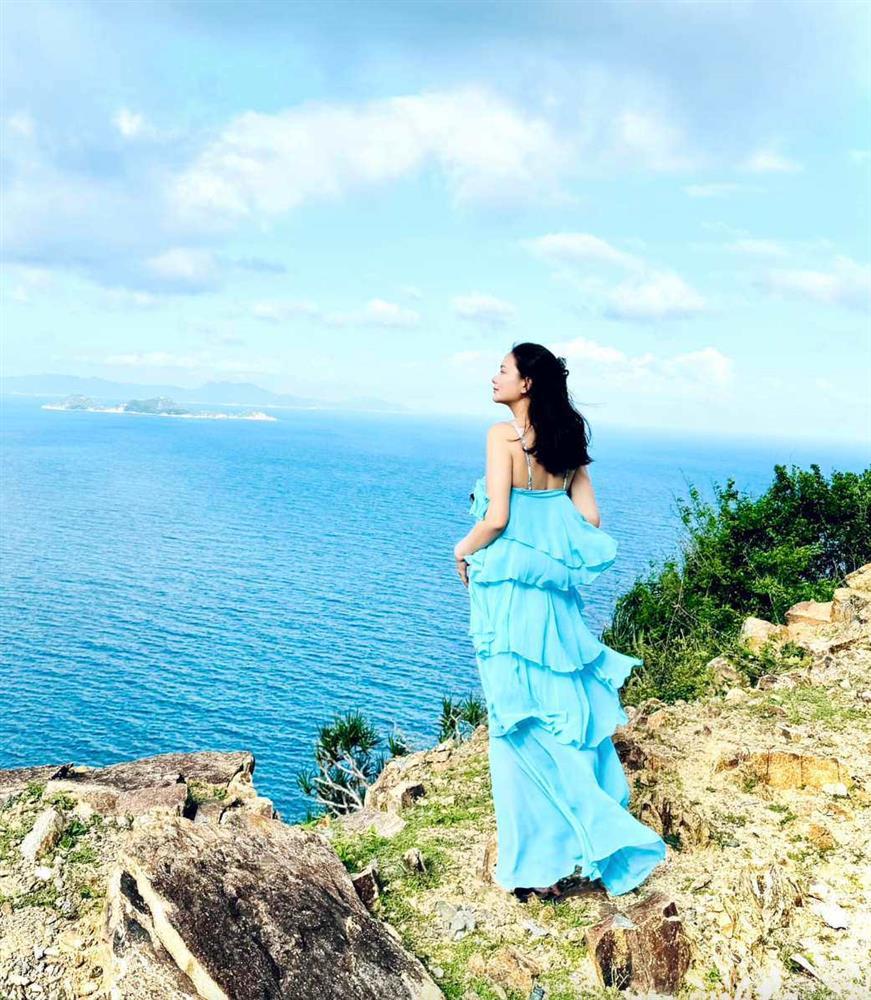 Bà xã đại gia Đức An mặc áo xuyên thấu đi làm được khen quyến rũ-6