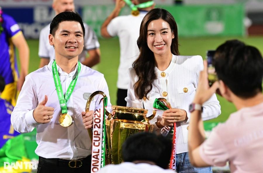 Đỗ Mỹ Linh sau sinh nở vẫn sở hữu mái tóc bồng bềnh, bao mẹ bỉm ước ao ùa vào xin vía-8