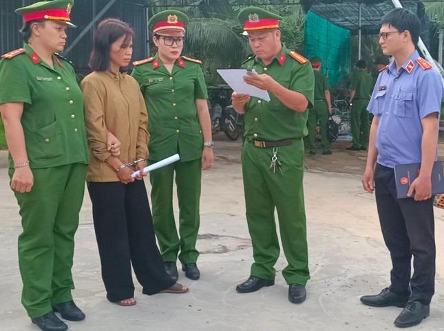 Hơn 40 cảnh sát khám xét nơi người phụ nữ tố bị giam, hành hạ như thời trung cổ-1