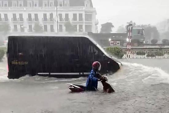 Mưa lớn chưa từng thấy 10 năm qua, Hải Phòng và Quảng Ninh ngập diện rộng
