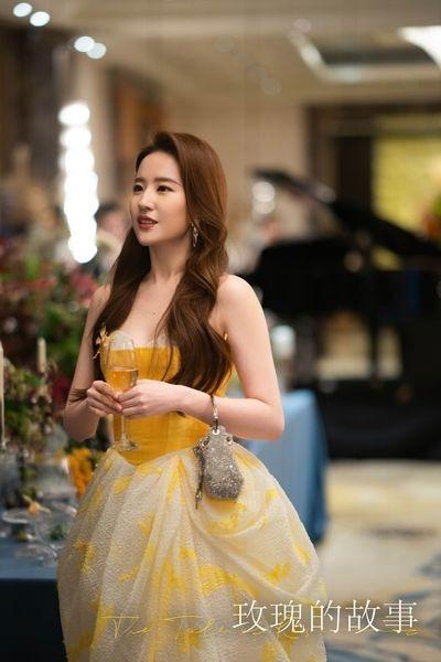 Lưu Diệc Phi đẹp kinh diễm khi hóa thân thành gái 20 trong phim Câu Chuyện Hoa Hồng-3