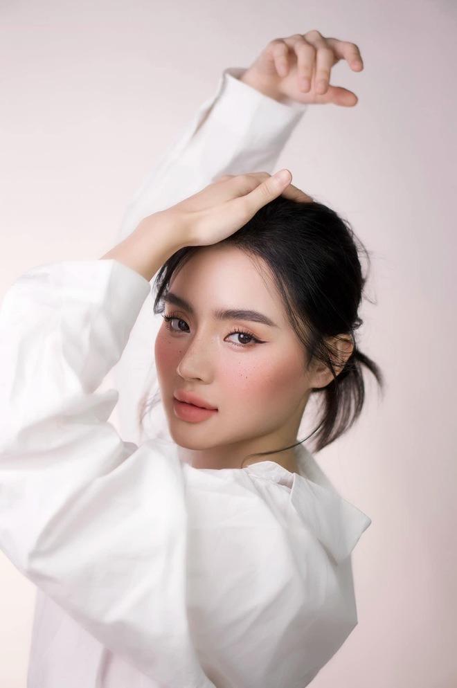 Bộ ảnh khiến em gái Angela Phương Trinh vướng tranh cãi-1