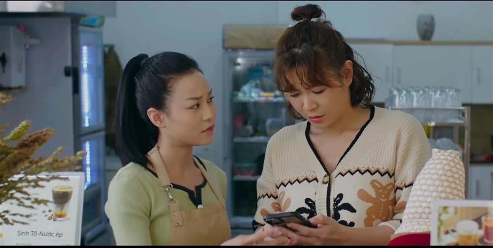 Cô chủ quán cafe mặc gợi cảm, khác hẳn gu mặc kín đáo trên phim-2