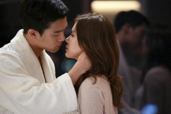 Cắn răng lấy chồng U70, chuẩn bị động phòng đêm tân hôn, tôi sợ run người trước màn lộ diện của chồng-1