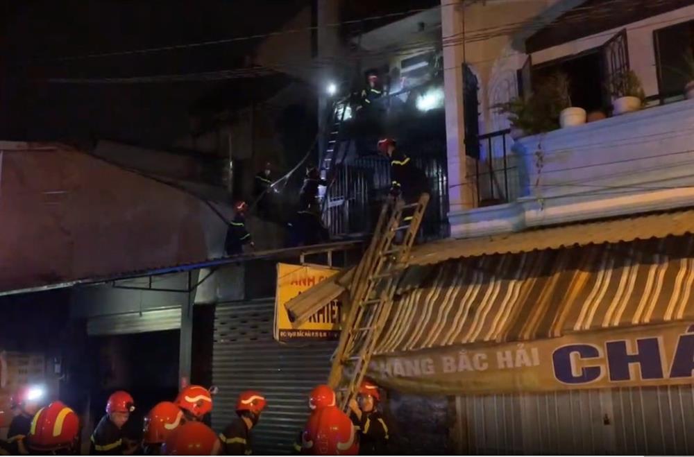 Cứu 5 người thoát khỏi đám cháy nhà ở TPHCM, 3 trẻ nhỏ ngạt khói-1