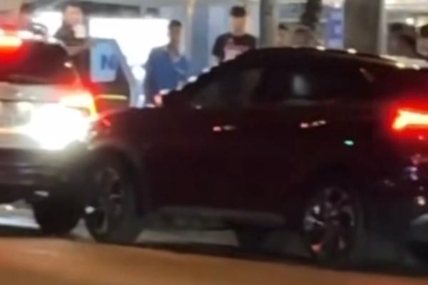 Mưa ngập chưa từng có ở Hà Giang, cảnh sát phá nóc nhà cứu 4 người mắc kẹt-5