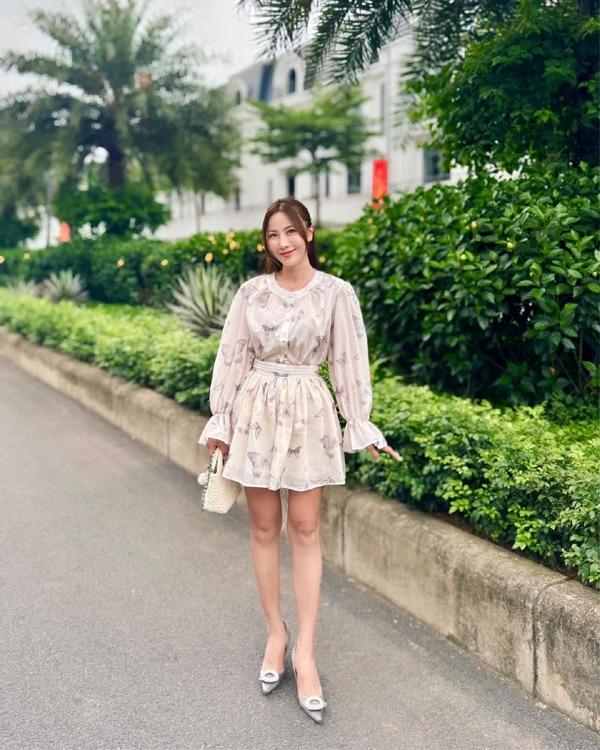 Sắc vóc đời thực xinh đẹp ở tuổi 32 của BTV Quỳnh Hoa-3