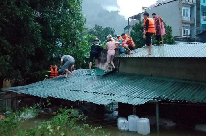 Mưa ngập chưa từng có ở Hà Giang, cảnh sát phá nóc nhà cứu 4 người mắc kẹt-2