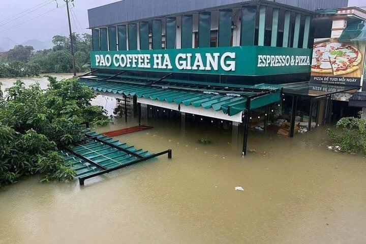 Mưa ngập chưa từng có ở Hà Giang, cảnh sát phá nóc nhà cứu 4 người mắc kẹt-3