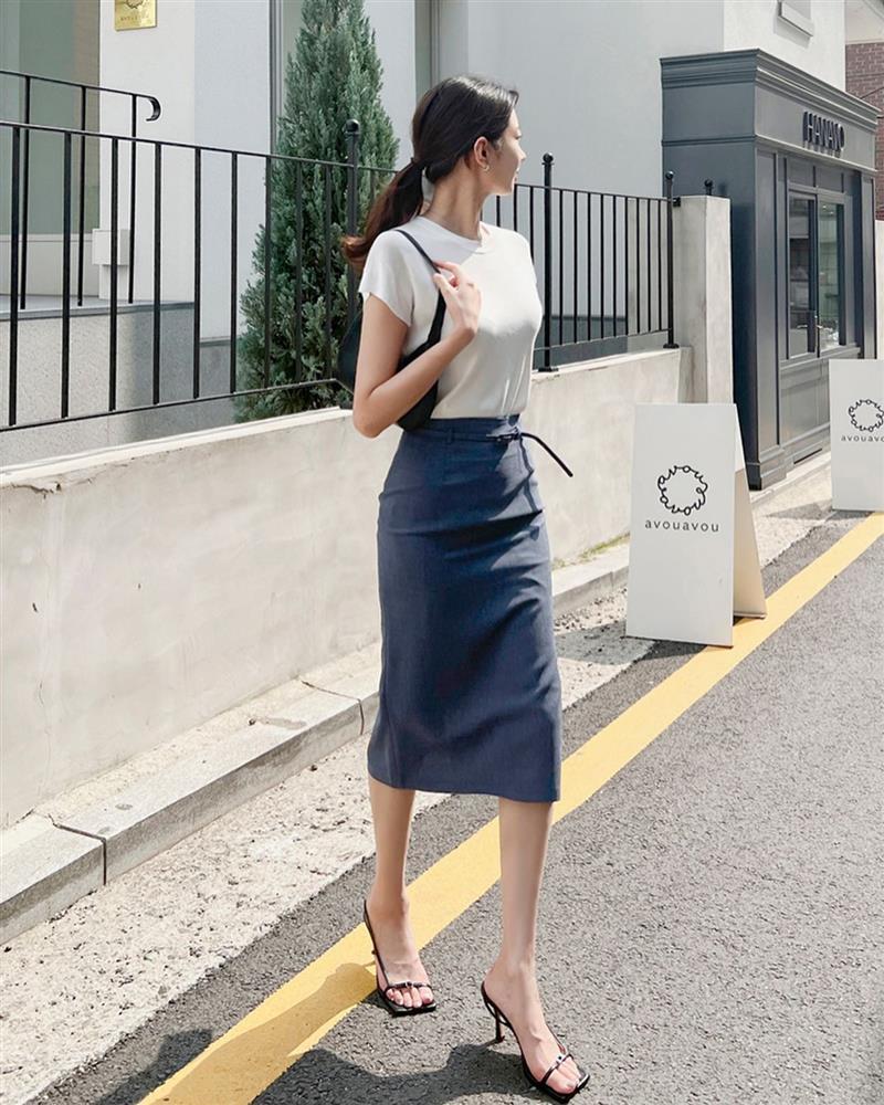 5 mẫu chân váy công sở chuẩn thanh lịch dành cho quý cô trên 40 tuổi-3
