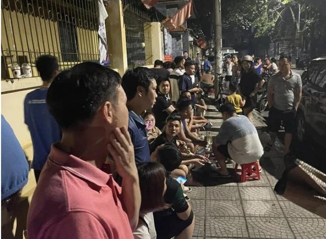 Trăm phụ huynh mang chiếu, bánh mì xếp hàng xuyên đêm nộp hồ sơ lớp 1 cho con-1