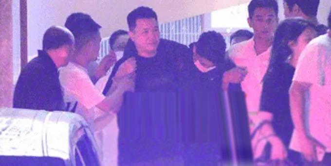 Bắt gặp Hoắc Kiến Hoa say đến mức bước đi không vững, phải để bạn dìu đi-2