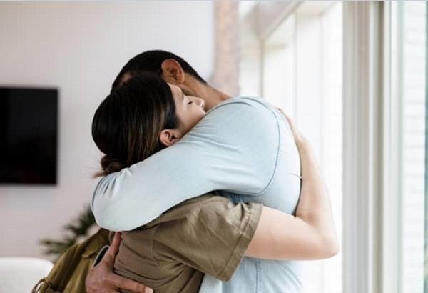 Chồng làm ăn xa, vợ ở nhà cứ nửa đêm mặc quần áo đẹp ra ngoài, không ngờ bị camera hàng xóm lưu lại hết-2