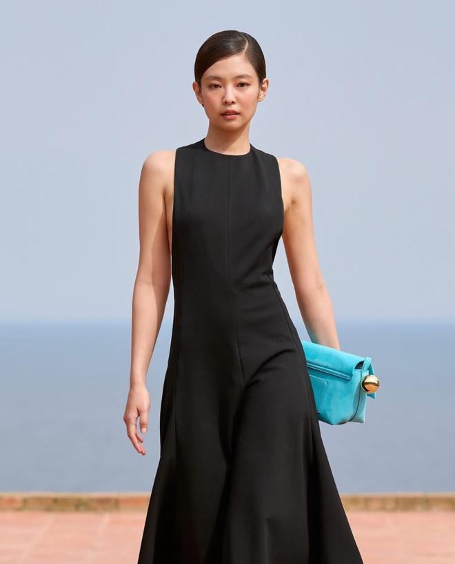 HOT: Jennie lần đầu catwalk, làm vedette kết show Jacquemus-1