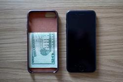 Vì sao bạn nên để 1 khoản tiền nhỏ sau vỏ ốp điện thoại?
