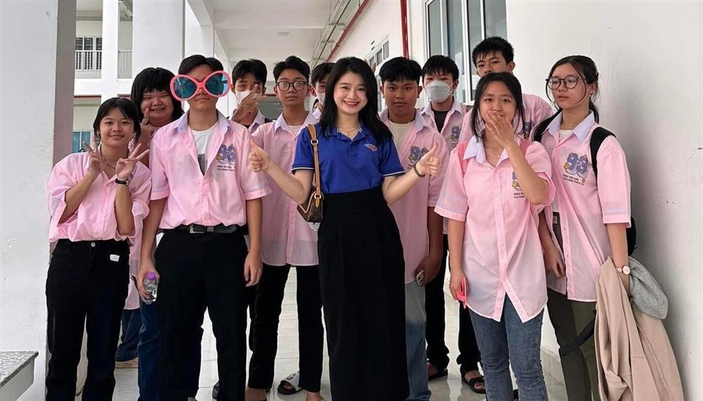 Cô giáo gen Z triệu view từng xin học trò cho vào nhóm chat lớp, giờ ra sao?-1