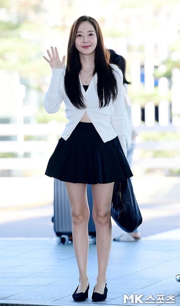 Tham khảo Park Min Young những set váy ngắn trẻ trung cho tuổi U40-1