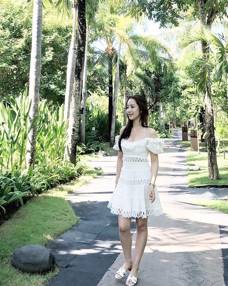 Tham khảo Park Min Young những set váy ngắn trẻ trung cho tuổi U40-3
