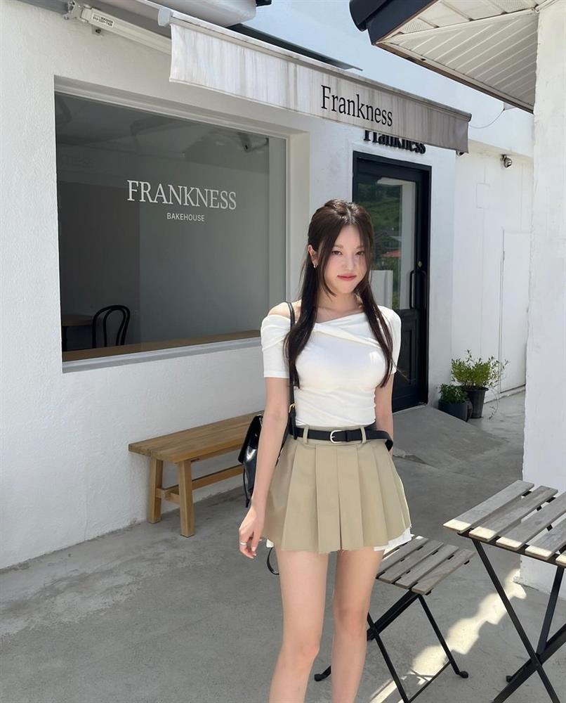 Tham khảo Park Min Young những set váy ngắn trẻ trung cho tuổi U40-4