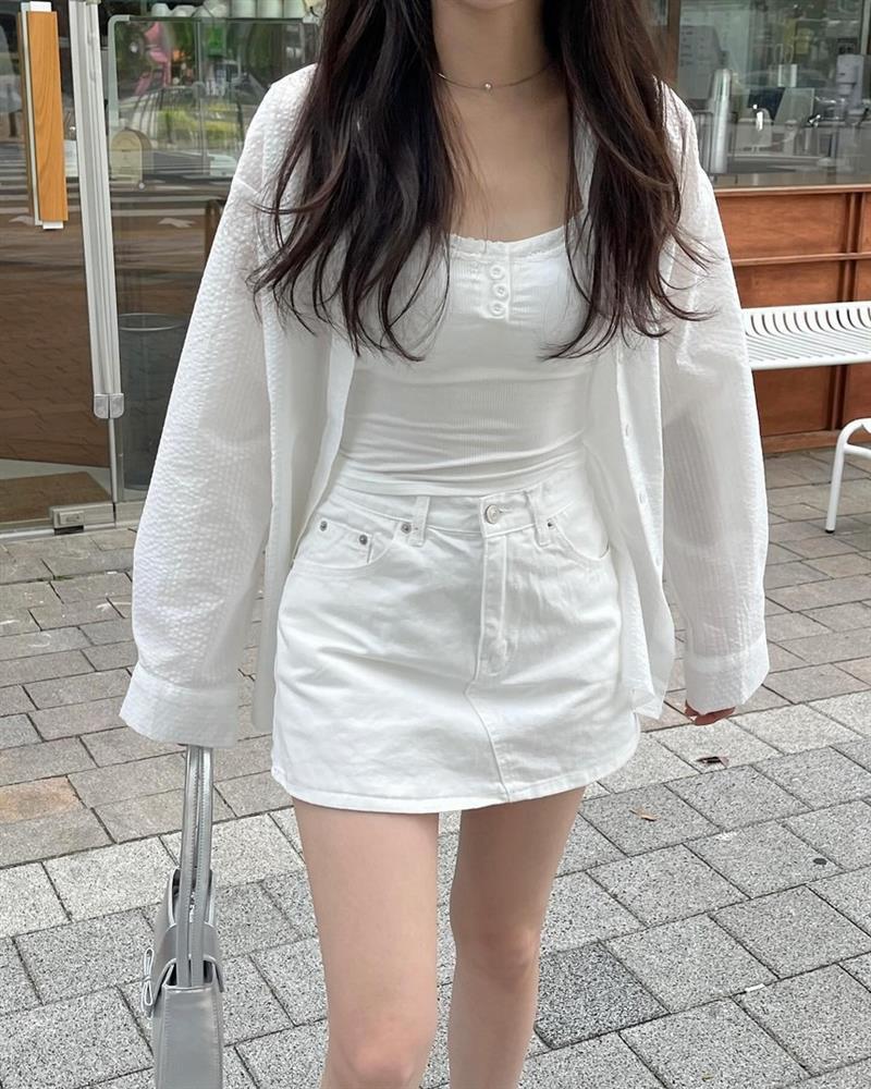 Tham khảo Park Min Young những set váy ngắn trẻ trung cho tuổi U40-5