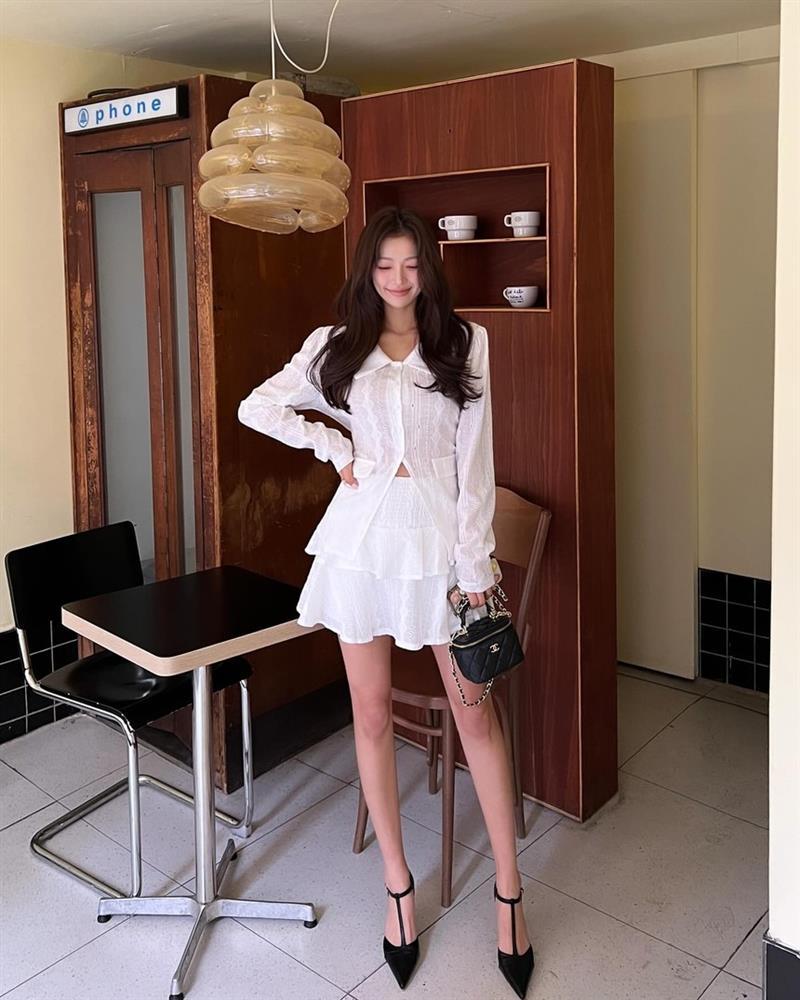 Tham khảo Park Min Young những set váy ngắn trẻ trung cho tuổi U40-8