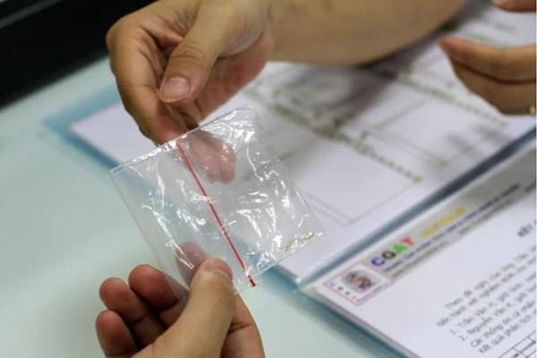 Mang tóc 4 người yêu cũ đi xét nghiệm ADN… để tìm bố cho con-2