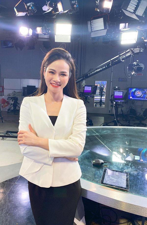 Nhan sắc tuổi 41 của BTV Bản tin tài chính Thu Hương-6