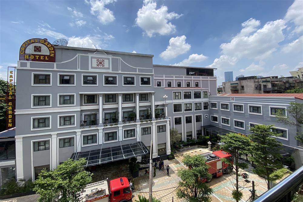 Cháy khách sạn ở Hà Nội, cột khói ngùn ngụt trên nóc nhà-2