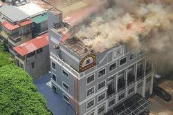 Cháy khách sạn ở Hà Nội, cột khói ngùn ngụt trên nóc nhà
