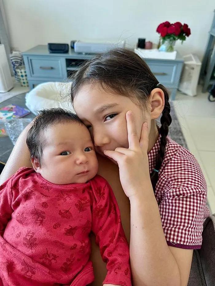 2 con lai Tây nhà siêu mẫu Hà Anh có vẻ ngoài đáng yêu-2