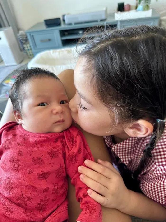 2 con lai Tây nhà siêu mẫu Hà Anh có vẻ ngoài đáng yêu-5