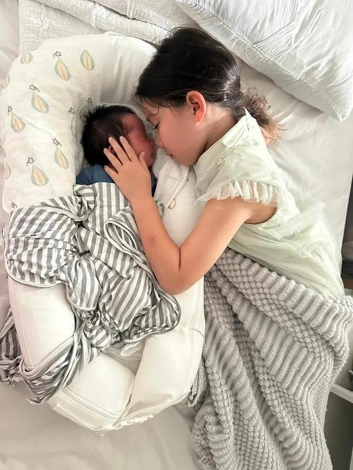 2 con lai Tây nhà siêu mẫu Hà Anh có vẻ ngoài đáng yêu-6