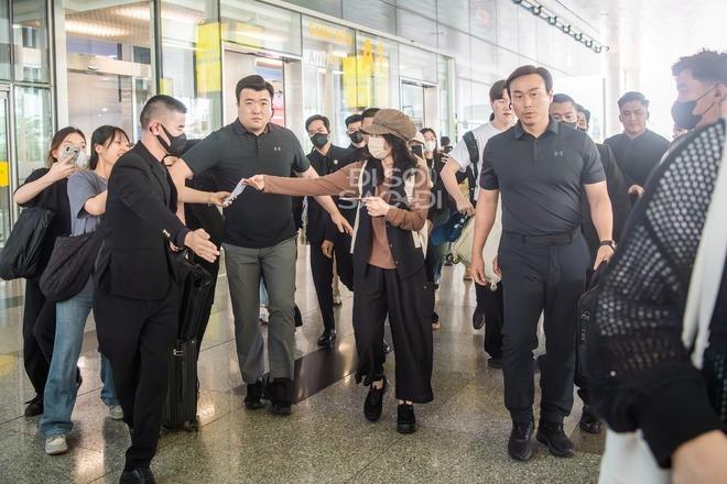 Kim Yoo Jung đẹp phát sáng trong buổi chụp hình ở Việt Nam, nhan sắc xứng danh nữ thần màn ảnh thế hệ mới-10