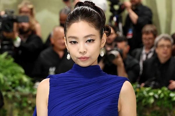 Jennie đăng video đầu tiên lên TikTok: Khoe visual cực xinh trong chiếc áo của 1 CLB bóng đá-5