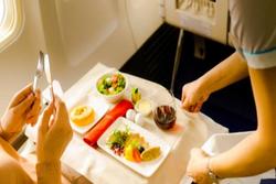 Những thực phẩm nên ăn và nên tránh khi đi máy bay