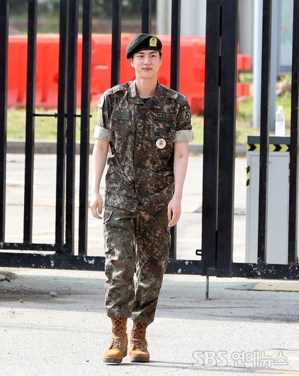 Jin (BTS) gây náo loạn ngày xuất ngũ: Mặt mộc 100% đẹp trai nào ngờ bị đồng đội giật spotlight-2