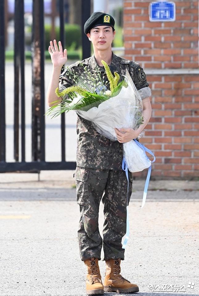 Jin (BTS) gây náo loạn ngày xuất ngũ: Mặt mộc 100% đẹp trai nào ngờ bị đồng đội giật spotlight-3