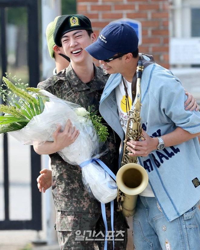 Jin (BTS) gây náo loạn ngày xuất ngũ: Mặt mộc 100% đẹp trai nào ngờ bị đồng đội giật spotlight-5