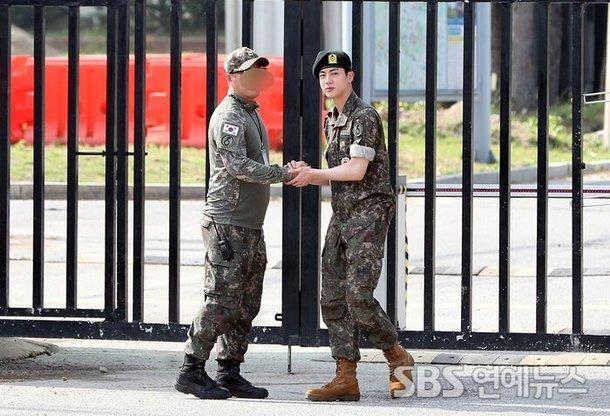 Jin (BTS) gây náo loạn ngày xuất ngũ: Mặt mộc 100% đẹp trai nào ngờ bị đồng đội giật spotlight-9