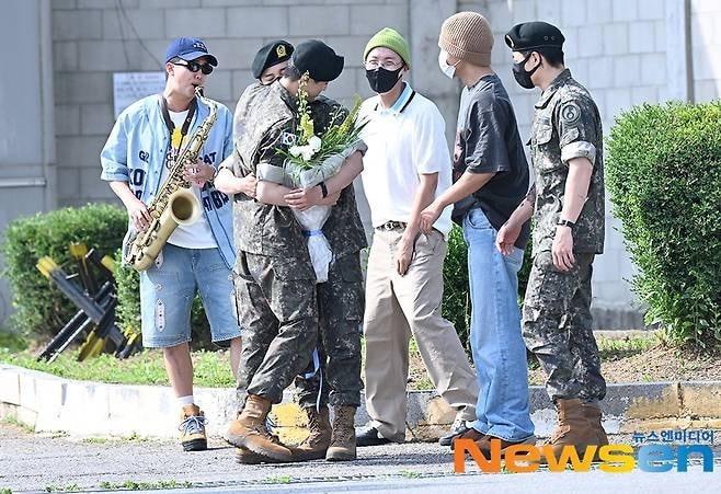 Jin (BTS) gây náo loạn ngày xuất ngũ: Mặt mộc 100% đẹp trai nào ngờ bị đồng đội giật spotlight-8