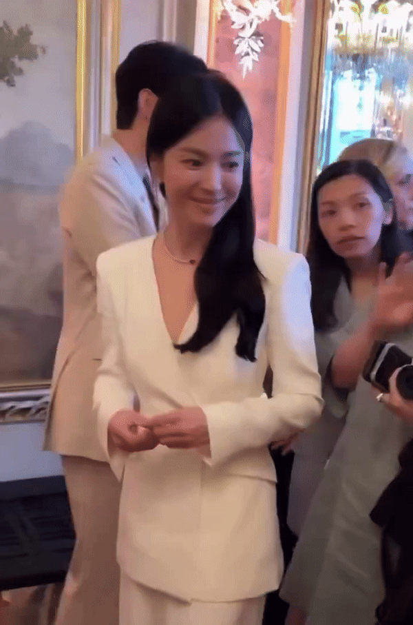 Song Hye Kyo tái ngộ Cha Eun Woo tại Ý, tiếp tục tạo nên khung hình trâm anh thế phiệt-2